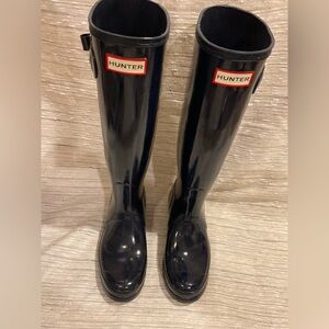 HUNTER Navy, tall, glossy rain boots- perfect for fall!